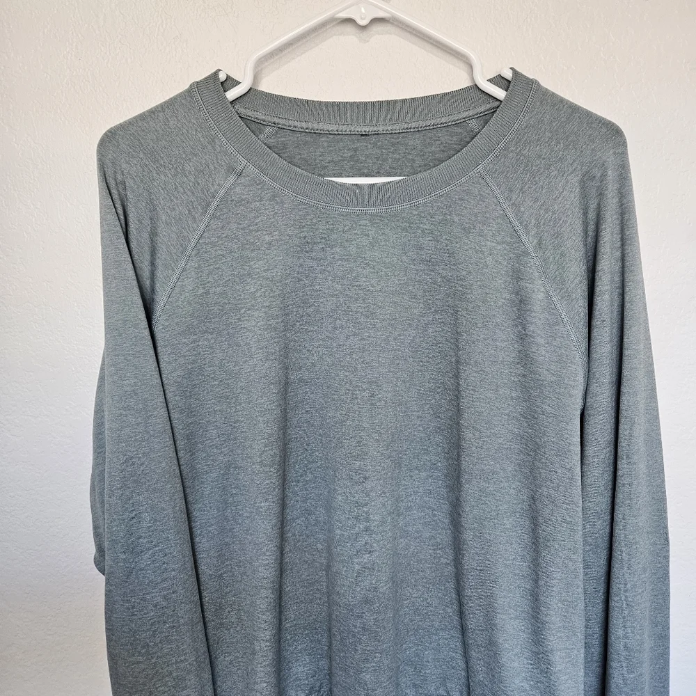 Vuori | Halo Crew Long Sleeve Pullover Sweater Heathered Green VW241, Womens - Picture 4 of 7
